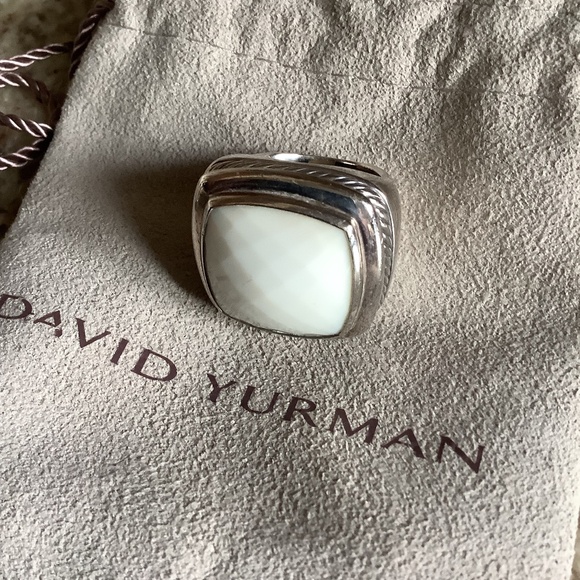 DB Classic round brilliant diamond ring | De Beers US Ring
